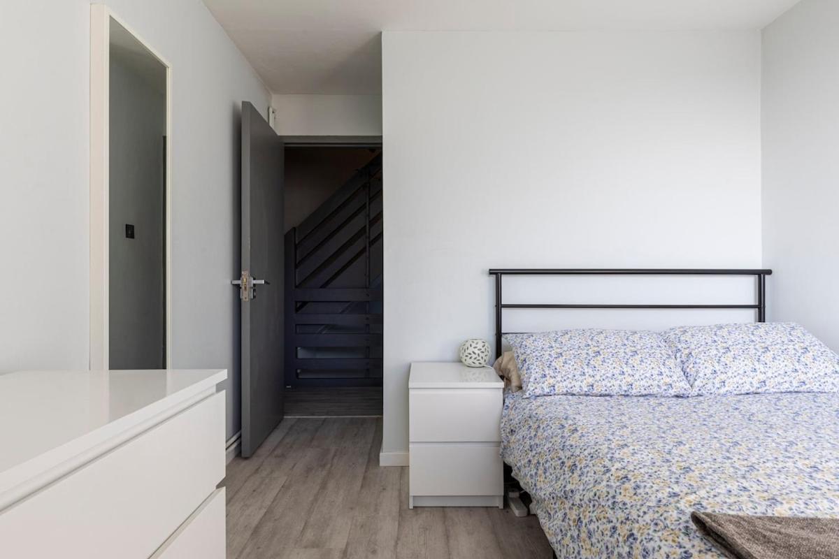 Spacious And Stylish 2 Bed Flat Apartment *